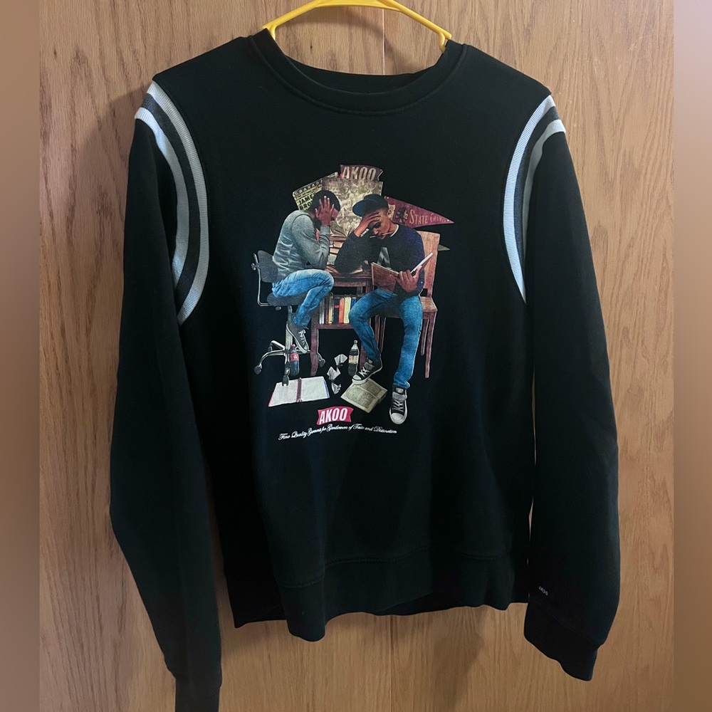 Large Akoo sweatshirt.